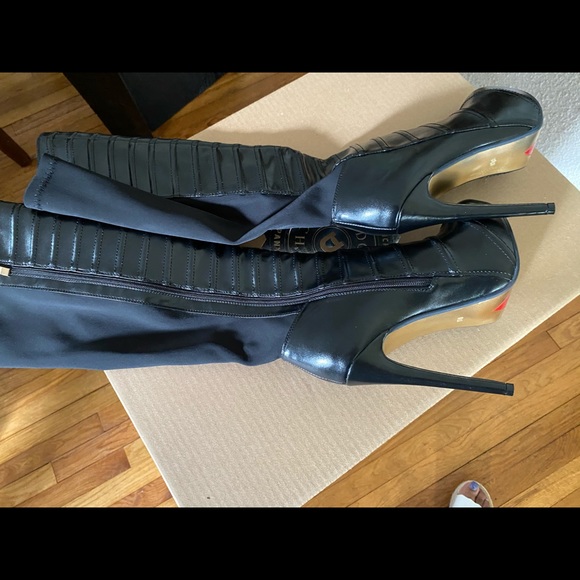 Black man made boots 4’. Never wore them. - Picture 3 of 4